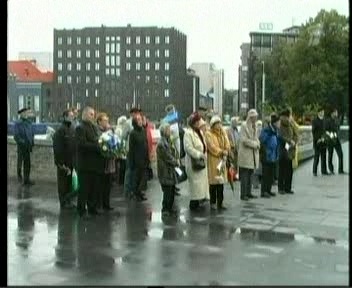 0806849 pbk osalejate grupp Eesti inimesed mälestavad. Kaitseminister Mart Laar nende üritusel ei käinud. Kaader PBK
