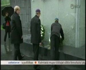 Mart Laar pärg klaasist ristisambale, korruptsiooni monumendile.