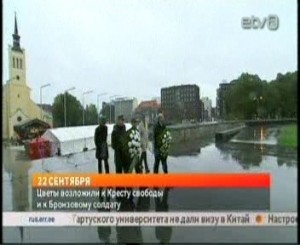 22. september 2011 ETV "Aktuaalne Kaamera" näitas kaitseminister Mart Laari ja 5 kaaslase poolt lillede asetamist Vabadussõja võidusamba jalamile.